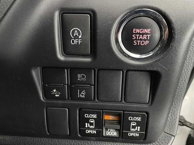 トヨタ エスクァイア Gi 宮崎県 2018(平30)年 3.2万km ホワイトパールクリスタルシャイン Toyota Safety Sense/〇プリクラシュセーフティ/〇レーンディパーチャーアラート/〇オートマチックハイビーム/〇コーナーセンサー/〇先行車発進告知/純正9インチSDナビ/フルセグTV/CD/DVD/Bluetooth/バックカメラ/純正12.1インチ後席ディスプレイ（V12T-R68C)/両側パワースライドドア/クルーズコントロール/黒レザーシート/シートヒーター/LEDヘッドライト/ビルトインETC2.0/純正15インチAW/アイドリングストップ/前後ドライブレコーダー/スマートキー×２/保証書/取扱説明書/ナビ取扱説明書