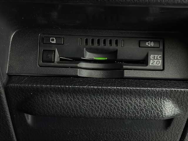 トヨタ エスクァイア Gi 宮崎県 2018(平30)年 3.2万km ホワイトパールクリスタルシャイン Toyota Safety Sense/〇プリクラシュセーフティ/〇レーンディパーチャーアラート/〇オートマチックハイビーム/〇コーナーセンサー/〇先行車発進告知/純正9インチSDナビ/フルセグTV/CD/DVD/Bluetooth/バックカメラ/純正12.1インチ後席ディスプレイ（V12T-R68C)/両側パワースライドドア/クルーズコントロール/黒レザーシート/シートヒーター/LEDヘッドライト/ビルトインETC2.0/純正15インチAW/アイドリングストップ/前後ドライブレコーダー/スマートキー×２/保証書/取扱説明書/ナビ取扱説明書
