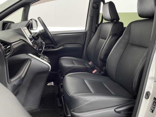 トヨタ エスクァイア Gi 宮崎県 2018(平30)年 3.2万km ホワイトパールクリスタルシャイン Toyota Safety Sense/〇プリクラシュセーフティ/〇レーンディパーチャーアラート/〇オートマチックハイビーム/〇コーナーセンサー/〇先行車発進告知/純正9インチSDナビ/フルセグTV/CD/DVD/Bluetooth/バックカメラ/純正12.1インチ後席ディスプレイ（V12T-R68C)/両側パワースライドドア/クルーズコントロール/黒レザーシート/シートヒーター/LEDヘッドライト/ビルトインETC2.0/純正15インチAW/アイドリングストップ/前後ドライブレコーダー/スマートキー×２/保証書/取扱説明書/ナビ取扱説明書