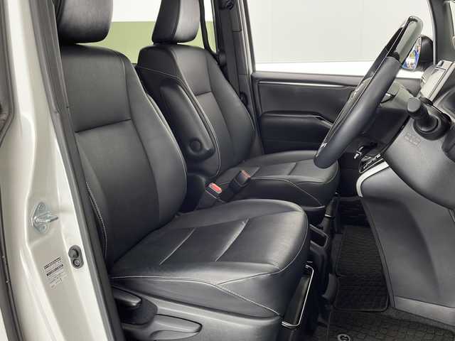 トヨタ エスクァイア Gi 宮崎県 2018(平30)年 3.2万km ホワイトパールクリスタルシャイン Toyota Safety Sense/〇プリクラシュセーフティ/〇レーンディパーチャーアラート/〇オートマチックハイビーム/〇コーナーセンサー/〇先行車発進告知/純正9インチSDナビ/フルセグTV/CD/DVD/Bluetooth/バックカメラ/純正12.1インチ後席ディスプレイ（V12T-R68C)/両側パワースライドドア/クルーズコントロール/黒レザーシート/シートヒーター/LEDヘッドライト/ビルトインETC2.0/純正15インチAW/アイドリングストップ/前後ドライブレコーダー/スマートキー×２/保証書/取扱説明書/ナビ取扱説明書