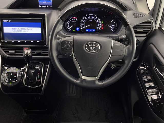 トヨタ エスクァイア Gi 宮崎県 2018(平30)年 3.2万km ホワイトパールクリスタルシャイン Toyota Safety Sense/〇プリクラシュセーフティ/〇レーンディパーチャーアラート/〇オートマチックハイビーム/〇コーナーセンサー/〇先行車発進告知/純正9インチSDナビ/フルセグTV/CD/DVD/Bluetooth/バックカメラ/純正12.1インチ後席ディスプレイ（V12T-R68C)/両側パワースライドドア/クルーズコントロール/黒レザーシート/シートヒーター/LEDヘッドライト/ビルトインETC2.0/純正15インチAW/アイドリングストップ/前後ドライブレコーダー/スマートキー×２/保証書/取扱説明書/ナビ取扱説明書
