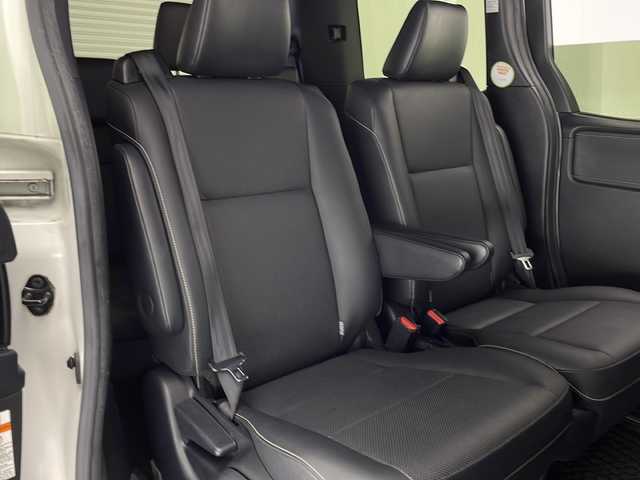 トヨタ エスクァイア Gi 宮崎県 2018(平30)年 3.2万km ホワイトパールクリスタルシャイン Toyota Safety Sense/〇プリクラシュセーフティ/〇レーンディパーチャーアラート/〇オートマチックハイビーム/〇コーナーセンサー/〇先行車発進告知/純正9インチSDナビ/フルセグTV/CD/DVD/Bluetooth/バックカメラ/純正12.1インチ後席ディスプレイ（V12T-R68C)/両側パワースライドドア/クルーズコントロール/黒レザーシート/シートヒーター/LEDヘッドライト/ビルトインETC2.0/純正15インチAW/アイドリングストップ/前後ドライブレコーダー/スマートキー×２/保証書/取扱説明書/ナビ取扱説明書