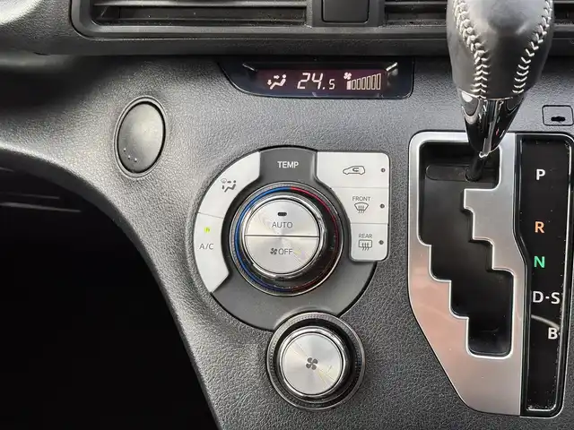 トヨタ シエンタ ファンベースG クエロ 宮城県 2021(令3)年 2.7万km ブラックマイカ パノラミックビュー対応ナビレディパッケージ/・パノラミックビューモニター/・ステアリングスイッチ/・ドアミラーヒーター/＝＝＝/セーフティセンス/・プリクラッシュセーフティ/・レーンディパーチャーアラート/・オートマチックハイビーム/先行車発進告知機能/インテリジェントクリアランスソナー/純正ナビ（NSCN-W68）/・AM/FM/・フルセグTV/・CD/SD/・Bluetooth/ビルトインETC/前後ドライブレコーダー/革巻きステアリング/ハーフレザーシート/両側パワースライドドア/LEDオートライト/フォグランプ/プッシュスタート/スマートキー/横滑り防止装置/純正ドアバイザー/純正フロアマット/Wエアバッグ