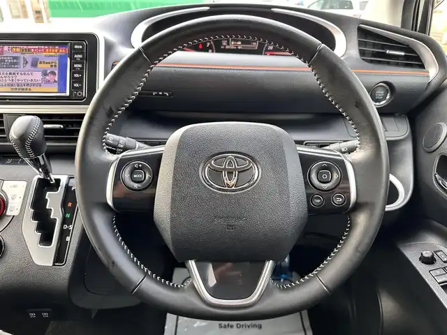 トヨタ シエンタ ファンベースG クエロ 宮城県 2021(令3)年 2.7万km ブラックマイカ パノラミックビュー対応ナビレディパッケージ/・パノラミックビューモニター/・ステアリングスイッチ/・ドアミラーヒーター/＝＝＝/セーフティセンス/・プリクラッシュセーフティ/・レーンディパーチャーアラート/・オートマチックハイビーム/先行車発進告知機能/インテリジェントクリアランスソナー/純正ナビ（NSCN-W68）/・AM/FM/・フルセグTV/・CD/SD/・Bluetooth/ビルトインETC/前後ドライブレコーダー/革巻きステアリング/ハーフレザーシート/両側パワースライドドア/LEDオートライト/フォグランプ/プッシュスタート/スマートキー/横滑り防止装置/純正ドアバイザー/純正フロアマット/Wエアバッグ