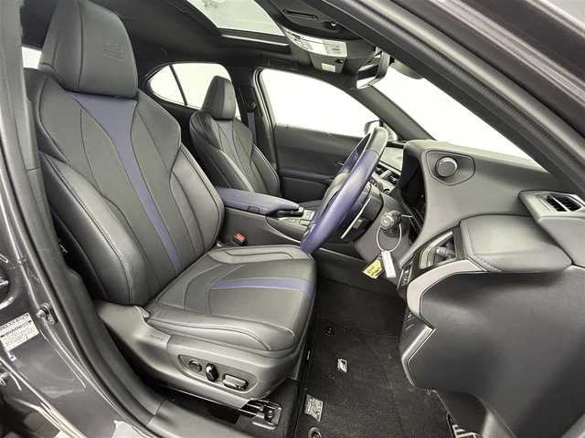 レクサス ＵＸ 250h Fスポーツ スタイルブルー 愛知県 2022(令4)年 1.2万km ソニッククロム 特別仕様車専用　texシート/純正ナビ/サンルーフ/全方位カメラ/レザーシート/ACC/ブラインドスポットモニター/Bluetooth/パワーシート/シートヒーター/シートクーラー/ステアリングヒート/メモリシート/ETC2.0/電動リアゲード/純正フロアマット/純正AW/USB端子入力/オートライト/オートマチックハイビーム/ルーフレール/パドルシフト/オートホールド/コーナーセンサー
