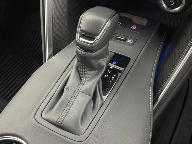 トヨタ ハリアー ハイブリッド Z レザーパッケージ 新潟県 2023(令5)年 5.6万km プラチナホワイトパールマイカ 純正メモリナビ（Bluetooth・USB）/アラウンドビューモニター　/調光パノラマルーフ　/ＪＢＬサウンド　/セーフティセンス　/レザーシート　/ETC2.0　/フルセグ　/追従クルーズコントロール/レーンキープアシスト/前後コーナーセンサー/前席パワーシート　/前席シートヒーター　/前席エアシート　/電動リアゲート/シートベンチレーション/LEDオートライト　/オートマチックハイビーム/LEDシーケンシャルランプ/ブラインドスポットモニター/本革シフトノブ/プラグインHV/MTモード付AT/アイドリングストップ/スマートキー/スペアキー/純正フロアマット/純正１９インチアルミホイール