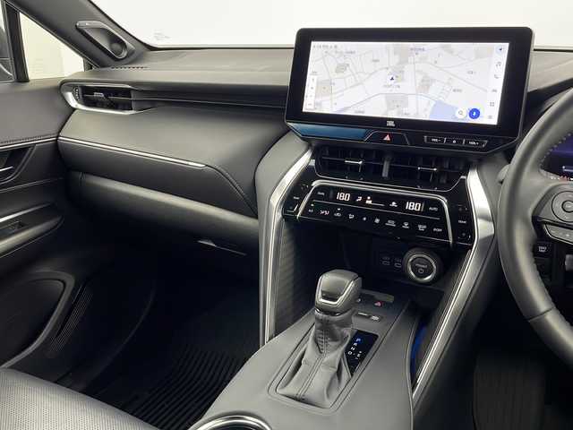 トヨタ ハリアー ハイブリッド Z レザーパッケージ 新潟県 2023(令5)年 5.6万km プラチナホワイトパールマイカ 純正メモリナビ（Bluetooth・USB）/アラウンドビューモニター　/調光パノラマルーフ　/ＪＢＬサウンド　/セーフティセンス　/レザーシート　/ETC2.0　/フルセグ　/追従クルーズコントロール/レーンキープアシスト/前後コーナーセンサー/前席パワーシート　/前席シートヒーター　/前席エアシート　/電動リアゲート/シートベンチレーション/LEDオートライト　/オートマチックハイビーム/LEDシーケンシャルランプ/ブラインドスポットモニター/本革シフトノブ/プラグインHV/MTモード付AT/アイドリングストップ/スマートキー/スペアキー/純正フロアマット/純正１９インチアルミホイール