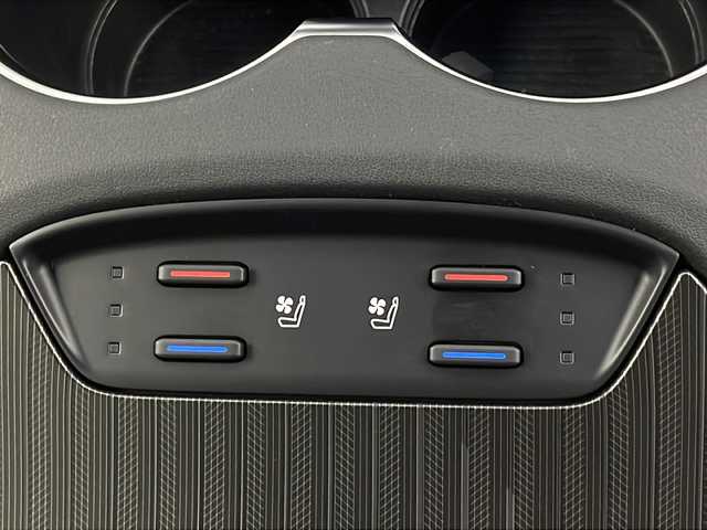トヨタ ハリアー ハイブリッド Z レザーパッケージ 新潟県 2023(令5)年 5.6万km プラチナホワイトパールマイカ 純正メモリナビ（Bluetooth・USB）/アラウンドビューモニター　/調光パノラマルーフ　/ＪＢＬサウンド　/セーフティセンス　/レザーシート　/ETC2.0　/フルセグ　/追従クルーズコントロール/レーンキープアシスト/前後コーナーセンサー/前席パワーシート　/前席シートヒーター　/前席エアシート　/電動リアゲート/シートベンチレーション/LEDオートライト　/オートマチックハイビーム/LEDシーケンシャルランプ/ブラインドスポットモニター/本革シフトノブ/プラグインHV/MTモード付AT/アイドリングストップ/スマートキー/スペアキー/純正フロアマット/純正１９インチアルミホイール
