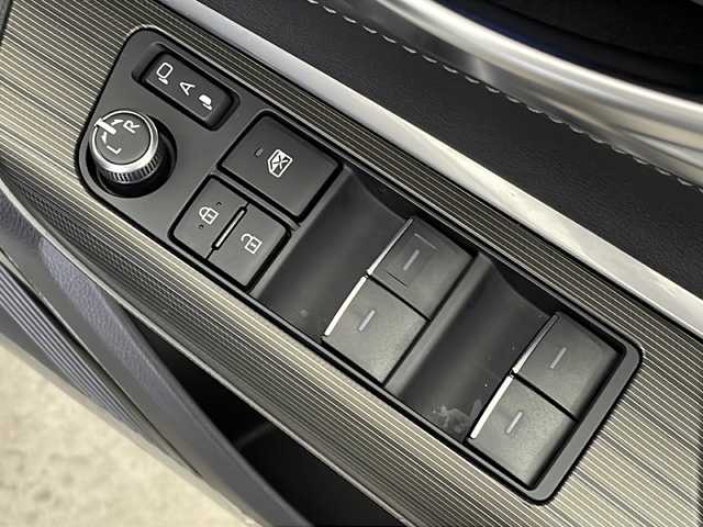 トヨタ ハリアー ハイブリッド Z レザーパッケージ 新潟県 2023(令5)年 5.6万km プラチナホワイトパールマイカ 純正メモリナビ（Bluetooth・USB）/アラウンドビューモニター　/調光パノラマルーフ　/ＪＢＬサウンド　/セーフティセンス　/レザーシート　/ETC2.0　/フルセグ　/追従クルーズコントロール/レーンキープアシスト/前後コーナーセンサー/前席パワーシート　/前席シートヒーター　/前席エアシート　/電動リアゲート/シートベンチレーション/LEDオートライト　/オートマチックハイビーム/LEDシーケンシャルランプ/ブラインドスポットモニター/本革シフトノブ/プラグインHV/MTモード付AT/アイドリングストップ/スマートキー/スペアキー/純正フロアマット/純正１９インチアルミホイール