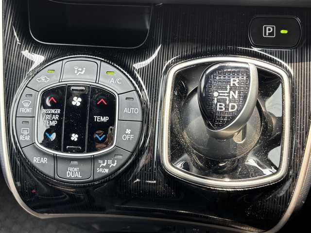 トヨタ エスクァイア ハイブリッド Gi ブラックテーラード 福岡県 2017(平29)年 4.6万km スパークリングブラックパールクリスタルシャイン 11型ALPINE SDナビ/・Bluetooth/・フルセグTV/・バックカメラ/・CD/レーンキープアシスト/盗難防止装置/エアバッグ(W＋サイド)/カーテンエアバッグ/衝突被害軽減システム/社外ドラレコ/ビルトインETC/LEDオートライト/後席用モニター/両側パワスラ/EVモード/POWERモード/WAC/レザーシート/・シートヒーター/・エアシート/純正フロアマット/純正アルミホイール/スマートキー/PW/プッシュスタート