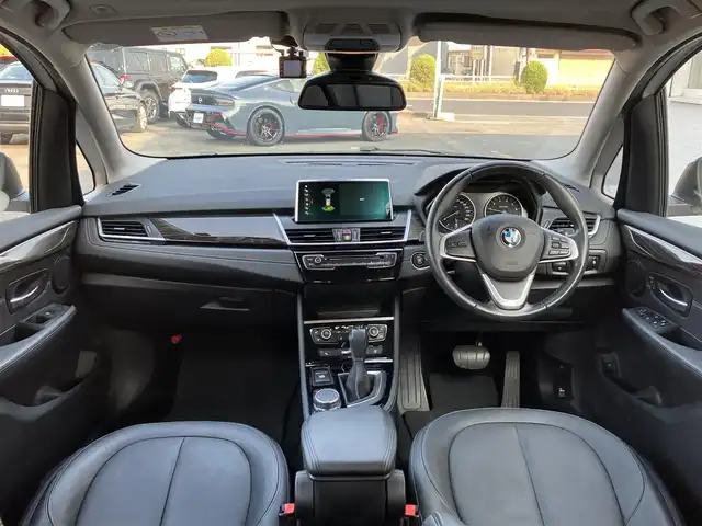 ＢＭＷ ２１８ｉ アクティブツアラー ラグジュアリー 三重県 2018(平30)年 6万km ミネラルホワイト ♪パワーバックドア/インテリジェントセーフティー/レーンディパーチャーウォーニング/パークディスタンスコントロール/純正ナビ/　・CD/DVD再生・CD録音/　・Bluetoothオーディオ・USB/バックカメラ/黒革シート/前席パワーシート(D席メモリ付)/前席シートヒーター/スマートキー×2/プッシュスタート/前後ドライブレコーダー/クルーズコントロール/アイドリングストップ/純正16インチAW/LEDヘッドライト/フォグライト /オートライト/オートワイパー/フロアマット/電格ミラー/ETC/サイドカーテンエアバック