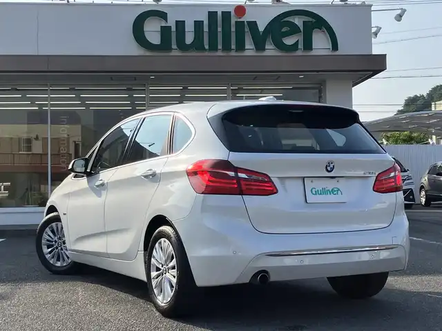 ＢＭＷ ２１８ｉ アクティブツアラー ラグジュアリー 三重県 2018(平30)年 6万km ミネラルホワイト ♪パワーバックドア/インテリジェントセーフティー/レーンディパーチャーウォーニング/パークディスタンスコントロール/純正ナビ/　・CD/DVD再生・CD録音/　・Bluetoothオーディオ・USB/バックカメラ/黒革シート/前席パワーシート(D席メモリ付)/前席シートヒーター/スマートキー×2/プッシュスタート/前後ドライブレコーダー/クルーズコントロール/アイドリングストップ/純正16インチAW/LEDヘッドライト/フォグライト /オートライト/オートワイパー/フロアマット/電格ミラー/ETC/サイドカーテンエアバック