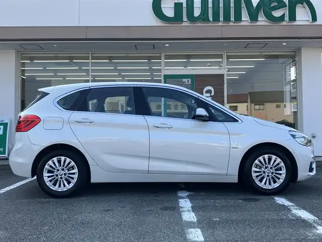 ＢＭＷ ２１８ｉ アクティブツアラー ラグジュアリー 三重県 2018(平30)年 6万km ミネラルホワイト ♪パワーバックドア/インテリジェントセーフティー/レーンディパーチャーウォーニング/パークディスタンスコントロール/純正ナビ/　・CD/DVD再生・CD録音/　・Bluetoothオーディオ・USB/バックカメラ/黒革シート/前席パワーシート(D席メモリ付)/前席シートヒーター/スマートキー×2/プッシュスタート/前後ドライブレコーダー/クルーズコントロール/アイドリングストップ/純正16インチAW/LEDヘッドライト/フォグライト /オートライト/オートワイパー/フロアマット/電格ミラー/ETC/サイドカーテンエアバック