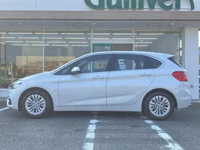 ＢＭＷ ２１８ｉ アクティブツアラー ラグジュアリー 三重県 2018(平30)年 6万km ミネラルホワイト ♪パワーバックドア/インテリジェントセーフティー/レーンディパーチャーウォーニング/パークディスタンスコントロール/純正ナビ/　・CD/DVD再生・CD録音/　・Bluetoothオーディオ・USB/バックカメラ/黒革シート/前席パワーシート(D席メモリ付)/前席シートヒーター/スマートキー×2/プッシュスタート/前後ドライブレコーダー/クルーズコントロール/アイドリングストップ/純正16インチAW/LEDヘッドライト/フォグライト /オートライト/オートワイパー/フロアマット/電格ミラー/ETC/サイドカーテンエアバック