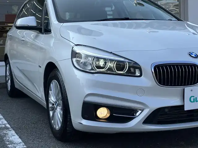 ＢＭＷ ２１８ｉ アクティブツアラー ラグジュアリー 三重県 2018(平30)年 6万km ミネラルホワイト ♪パワーバックドア/インテリジェントセーフティー/レーンディパーチャーウォーニング/パークディスタンスコントロール/純正ナビ/　・CD/DVD再生・CD録音/　・Bluetoothオーディオ・USB/バックカメラ/黒革シート/前席パワーシート(D席メモリ付)/前席シートヒーター/スマートキー×2/プッシュスタート/前後ドライブレコーダー/クルーズコントロール/アイドリングストップ/純正16インチAW/LEDヘッドライト/フォグライト /オートライト/オートワイパー/フロアマット/電格ミラー/ETC/サイドカーテンエアバック