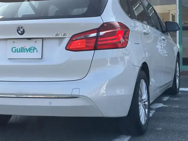 ＢＭＷ ２１８ｉ アクティブツアラー ラグジュアリー 三重県 2018(平30)年 6万km ミネラルホワイト ♪パワーバックドア/インテリジェントセーフティー/レーンディパーチャーウォーニング/パークディスタンスコントロール/純正ナビ/　・CD/DVD再生・CD録音/　・Bluetoothオーディオ・USB/バックカメラ/黒革シート/前席パワーシート(D席メモリ付)/前席シートヒーター/スマートキー×2/プッシュスタート/前後ドライブレコーダー/クルーズコントロール/アイドリングストップ/純正16インチAW/LEDヘッドライト/フォグライト /オートライト/オートワイパー/フロアマット/電格ミラー/ETC/サイドカーテンエアバック