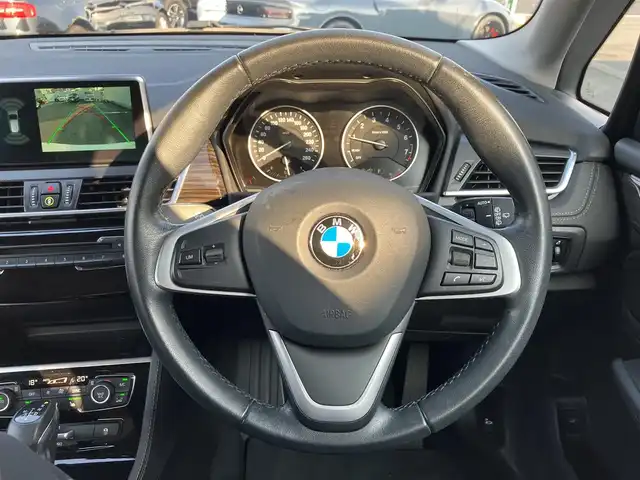 ＢＭＷ ２１８ｉ アクティブツアラー ラグジュアリー 三重県 2018(平30)年 6万km ミネラルホワイト ♪パワーバックドア/インテリジェントセーフティー/レーンディパーチャーウォーニング/パークディスタンスコントロール/純正ナビ/　・CD/DVD再生・CD録音/　・Bluetoothオーディオ・USB/バックカメラ/黒革シート/前席パワーシート(D席メモリ付)/前席シートヒーター/スマートキー×2/プッシュスタート/前後ドライブレコーダー/クルーズコントロール/アイドリングストップ/純正16インチAW/LEDヘッドライト/フォグライト /オートライト/オートワイパー/フロアマット/電格ミラー/ETC/サイドカーテンエアバック