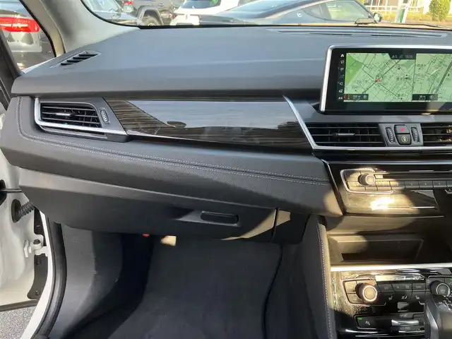 ＢＭＷ ２１８ｉ アクティブツアラー ラグジュアリー 三重県 2018(平30)年 6万km ミネラルホワイト ♪パワーバックドア/インテリジェントセーフティー/レーンディパーチャーウォーニング/パークディスタンスコントロール/純正ナビ/　・CD/DVD再生・CD録音/　・Bluetoothオーディオ・USB/バックカメラ/黒革シート/前席パワーシート(D席メモリ付)/前席シートヒーター/スマートキー×2/プッシュスタート/前後ドライブレコーダー/クルーズコントロール/アイドリングストップ/純正16インチAW/LEDヘッドライト/フォグライト /オートライト/オートワイパー/フロアマット/電格ミラー/ETC/サイドカーテンエアバック