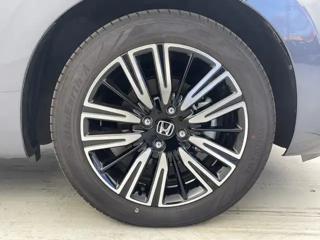 ホンダ フィット e:HEVリュクス 愛知県 2025(令7)年 0.4万km メテオロイドグレーメタリック 純正ナビ/・フルセグ/・Bluetooth/・AppleCarPlay/・AndroidAuto/・AM/FM/アラウンドビューモニター/追従クルコン/ビルドインＥＴＣ2.0/前席シートヒータ/衝突軽減ブレーキ/ブラインドスポットモニター/レーンキープアシスト/ステアリングヒーター/衝突軽減ブレーキ（CMBS）/誤発進抑制機能/歩行者事故低減ステアリング/路外逸脱抑制機能/渋滞追従機能付きアダプティブクルーズコントロール（ACC）/車線維持支援システム（LKAS）/先行車発進お知らせ機能/標識認識機能/オートハイビーム/ワイヤレス充電/電動パーキングブレーキ/オートホールド/LEDヘッドライト