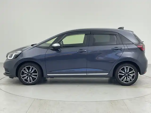 ホンダ フィット e:HEVリュクス 愛知県 2025(令7)年 0.4万km メテオロイドグレーメタリック 純正ナビ/・フルセグ/・Bluetooth/・AppleCarPlay/・AndroidAuto/・AM/FM/アラウンドビューモニター/追従クルコン/ビルドインＥＴＣ2.0/前席シートヒータ/衝突軽減ブレーキ/ブラインドスポットモニター/レーンキープアシスト/ステアリングヒーター/衝突軽減ブレーキ（CMBS）/誤発進抑制機能/歩行者事故低減ステアリング/路外逸脱抑制機能/渋滞追従機能付きアダプティブクルーズコントロール（ACC）/車線維持支援システム（LKAS）/先行車発進お知らせ機能/標識認識機能/オートハイビーム/ワイヤレス充電/電動パーキングブレーキ/オートホールド/LEDヘッドライト