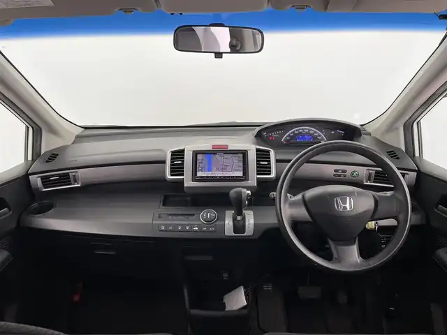 ホンダ フリード G ジャストセレクション 大分県 2011(平23)年 13.1万km プレミアムホワイトパール 社外メモリーナビ/（フルセグ/CD/DVD/Bluetooth）/バックカメラ/片側パワースライドドア/ETC/電動格納ミラー/オートライト/フロアマット