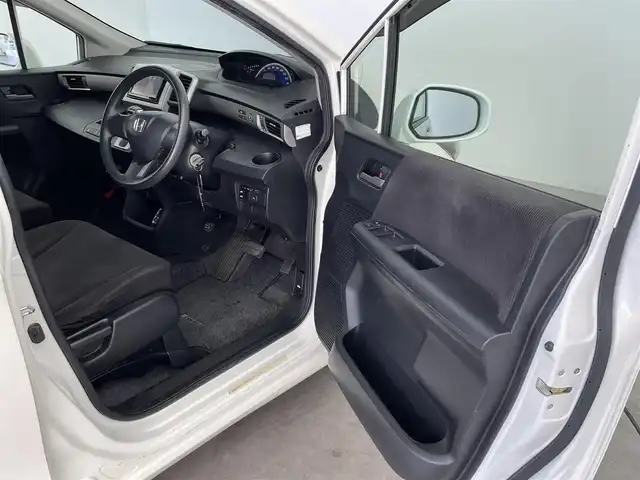 ホンダ フリード G ジャストセレクション 大分県 2011(平23)年 13.1万km プレミアムホワイトパール 社外メモリーナビ/（フルセグ/CD/DVD/Bluetooth）/バックカメラ/片側パワースライドドア/ETC/電動格納ミラー/オートライト/フロアマット