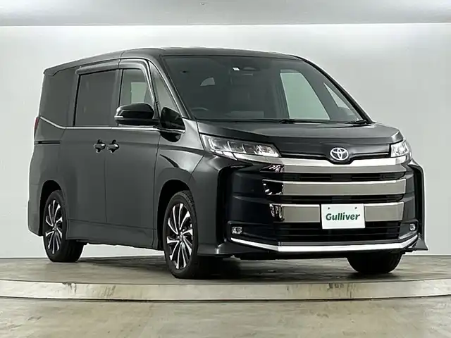トヨタ ノア ハイブリッド S－Z 愛知県 2023(令5)年 2.8万km アティチュードブラックマイカ 禁煙車/純正10.5インチナビ/（CD/DVD/Bluetooth/フルセグTV/USB/HDMI)/バックカメラ/フリップダウンモニター/AC100V電源/トヨタセーフティセンス/・プリクラッシュセーフティ/・レーントレーシングアシスト/・レーンディパーチャーアラート/・レーダークルーズコントロール/・オートマチックハイビーム/・ロードサインアシスト/・プロアクティブドライビングアシス/・発進遅れ告知機能：先行車・信号出遅れ防止をサポート/・緊急時操舵支援/・フロントクロストラフィックアラート/ETC2.0/シートヒーター/ハーフレザーシート/両側パワースライドドア/純正17インチアルミホイール/スマートキー/プッシュスタート/LEDヘッドライト/フロントフォグランプ/オートライト/純正フロアマット/横滑り防止装置/電子パーキングブレーキ/オートホールド