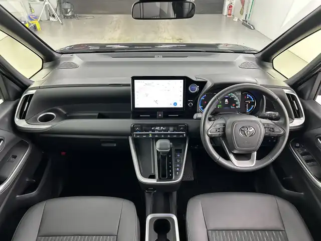 トヨタ ノア ハイブリッド S－Z 愛知県 2023(令5)年 2.8万km アティチュードブラックマイカ 禁煙車/純正10.5インチナビ/（CD/DVD/Bluetooth/フルセグTV/USB/HDMI)/バックカメラ/フリップダウンモニター/AC100V電源/トヨタセーフティセンス/・プリクラッシュセーフティ/・レーントレーシングアシスト/・レーンディパーチャーアラート/・レーダークルーズコントロール/・オートマチックハイビーム/・ロードサインアシスト/・プロアクティブドライビングアシス/・発進遅れ告知機能：先行車・信号出遅れ防止をサポート/・緊急時操舵支援/・フロントクロストラフィックアラート/ETC2.0/シートヒーター/ハーフレザーシート/両側パワースライドドア/純正17インチアルミホイール/スマートキー/プッシュスタート/LEDヘッドライト/フロントフォグランプ/オートライト/純正フロアマット/横滑り防止装置/電子パーキングブレーキ/オートホールド