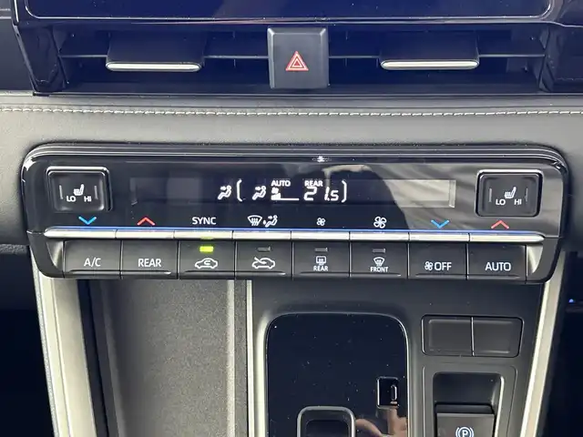 トヨタ ノア ハイブリッド S－Z 愛知県 2023(令5)年 2.8万km アティチュードブラックマイカ 禁煙車/純正10.5インチナビ/（CD/DVD/Bluetooth/フルセグTV/USB/HDMI)/バックカメラ/フリップダウンモニター/AC100V電源/トヨタセーフティセンス/・プリクラッシュセーフティ/・レーントレーシングアシスト/・レーンディパーチャーアラート/・レーダークルーズコントロール/・オートマチックハイビーム/・ロードサインアシスト/・プロアクティブドライビングアシス/・発進遅れ告知機能：先行車・信号出遅れ防止をサポート/・緊急時操舵支援/・フロントクロストラフィックアラート/ETC2.0/シートヒーター/ハーフレザーシート/両側パワースライドドア/純正17インチアルミホイール/スマートキー/プッシュスタート/LEDヘッドライト/フロントフォグランプ/オートライト/純正フロアマット/横滑り防止装置/電子パーキングブレーキ/オートホールド