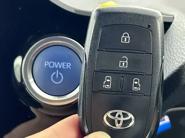 トヨタ ノア ハイブリッド S－Z 愛知県 2023(令5)年 2.8万km アティチュードブラックマイカ 禁煙車/純正10.5インチナビ/（CD/DVD/Bluetooth/フルセグTV/USB/HDMI)/バックカメラ/フリップダウンモニター/AC100V電源/トヨタセーフティセンス/・プリクラッシュセーフティ/・レーントレーシングアシスト/・レーンディパーチャーアラート/・レーダークルーズコントロール/・オートマチックハイビーム/・ロードサインアシスト/・プロアクティブドライビングアシス/・発進遅れ告知機能：先行車・信号出遅れ防止をサポート/・緊急時操舵支援/・フロントクロストラフィックアラート/ETC2.0/シートヒーター/ハーフレザーシート/両側パワースライドドア/純正17インチアルミホイール/スマートキー/プッシュスタート/LEDヘッドライト/フロントフォグランプ/オートライト/純正フロアマット/横滑り防止装置/電子パーキングブレーキ/オートホールド