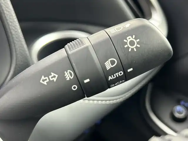 トヨタ ノア ハイブリッド S－Z 愛知県 2023(令5)年 2.8万km アティチュードブラックマイカ 禁煙車/純正10.5インチナビ/（CD/DVD/Bluetooth/フルセグTV/USB/HDMI)/バックカメラ/フリップダウンモニター/AC100V電源/トヨタセーフティセンス/・プリクラッシュセーフティ/・レーントレーシングアシスト/・レーンディパーチャーアラート/・レーダークルーズコントロール/・オートマチックハイビーム/・ロードサインアシスト/・プロアクティブドライビングアシス/・発進遅れ告知機能：先行車・信号出遅れ防止をサポート/・緊急時操舵支援/・フロントクロストラフィックアラート/ETC2.0/シートヒーター/ハーフレザーシート/両側パワースライドドア/純正17インチアルミホイール/スマートキー/プッシュスタート/LEDヘッドライト/フロントフォグランプ/オートライト/純正フロアマット/横滑り防止装置/電子パーキングブレーキ/オートホールド