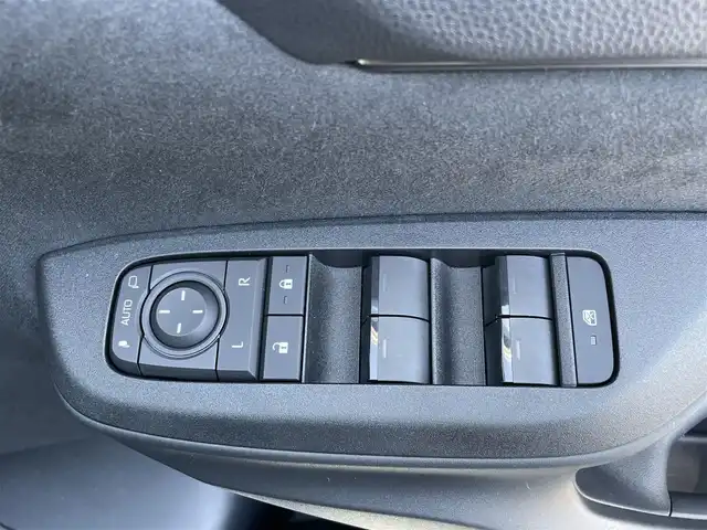 トヨタ ヤリスクロス ハイブリッド Z 静岡県 2025(令7)年 0.4万km プラチナホワイトパールマイカ レンタアップ車/純正ディスプレイオーディオナビ/（AM/FM/BT/Miracast)/HDMI端子/全方位カメラ/バックカメラ/レーダークルーズコントロール/ハーフレザーシート/運転席パワーシート/前席シートヒーター/ハンドルヒーター/ブラインドスポットモニター/トヨタセーフティセンス/プリクラッシュセーフティ/レーンキープアシスト/横滑り防止装置/電動パーキングブレーキ/オートホールド/ビルトインETC/スマートキー/プッシュスタート/スペアキー×１/ステアリングスイッチ/LEDヘッドライト/オートマチックハイビーム/電格ミラー/純正18インチアルミホイール/保証書