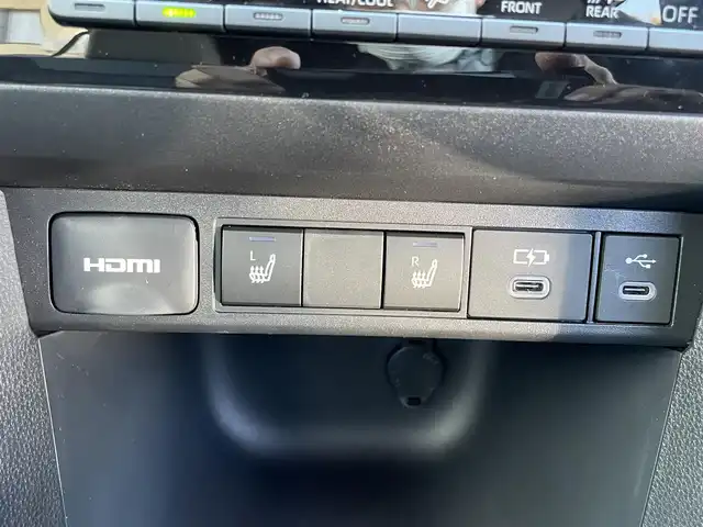 トヨタ ヤリスクロス ハイブリッド Z 静岡県 2025(令7)年 0.4万km プラチナホワイトパールマイカ レンタアップ車/純正ディスプレイオーディオナビ/（AM/FM/BT/Miracast)/HDMI端子/全方位カメラ/バックカメラ/レーダークルーズコントロール/ハーフレザーシート/運転席パワーシート/前席シートヒーター/ハンドルヒーター/ブラインドスポットモニター/トヨタセーフティセンス/プリクラッシュセーフティ/レーンキープアシスト/横滑り防止装置/電動パーキングブレーキ/オートホールド/ビルトインETC/スマートキー/プッシュスタート/スペアキー×１/ステアリングスイッチ/LEDヘッドライト/オートマチックハイビーム/電格ミラー/純正18インチアルミホイール/保証書