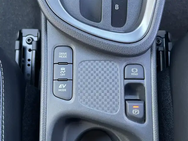 トヨタ ヤリスクロス ハイブリッド Z 静岡県 2025(令7)年 0.4万km プラチナホワイトパールマイカ レンタアップ車/純正ディスプレイオーディオナビ/（AM/FM/BT/Miracast)/HDMI端子/全方位カメラ/バックカメラ/レーダークルーズコントロール/ハーフレザーシート/運転席パワーシート/前席シートヒーター/ハンドルヒーター/ブラインドスポットモニター/トヨタセーフティセンス/プリクラッシュセーフティ/レーンキープアシスト/横滑り防止装置/電動パーキングブレーキ/オートホールド/ビルトインETC/スマートキー/プッシュスタート/スペアキー×１/ステアリングスイッチ/LEDヘッドライト/オートマチックハイビーム/電格ミラー/純正18インチアルミホイール/保証書