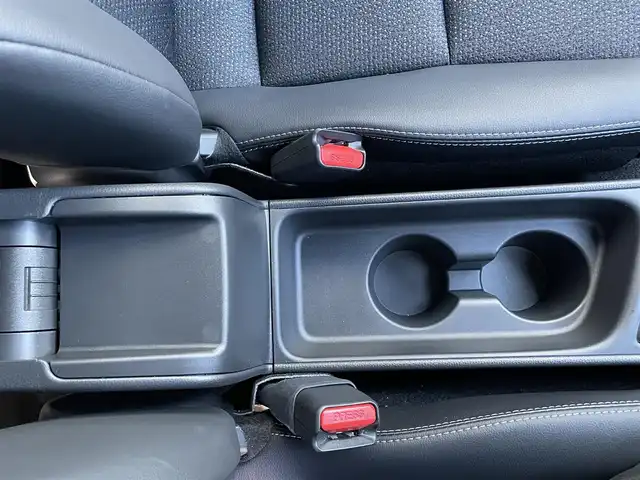 トヨタ ヤリスクロス ハイブリッド Z 静岡県 2025(令7)年 0.4万km プラチナホワイトパールマイカ レンタアップ車/純正ディスプレイオーディオナビ/（AM/FM/BT/Miracast)/HDMI端子/全方位カメラ/バックカメラ/レーダークルーズコントロール/ハーフレザーシート/運転席パワーシート/前席シートヒーター/ハンドルヒーター/ブラインドスポットモニター/トヨタセーフティセンス/プリクラッシュセーフティ/レーンキープアシスト/横滑り防止装置/電動パーキングブレーキ/オートホールド/ビルトインETC/スマートキー/プッシュスタート/スペアキー×１/ステアリングスイッチ/LEDヘッドライト/オートマチックハイビーム/電格ミラー/純正18インチアルミホイール/保証書