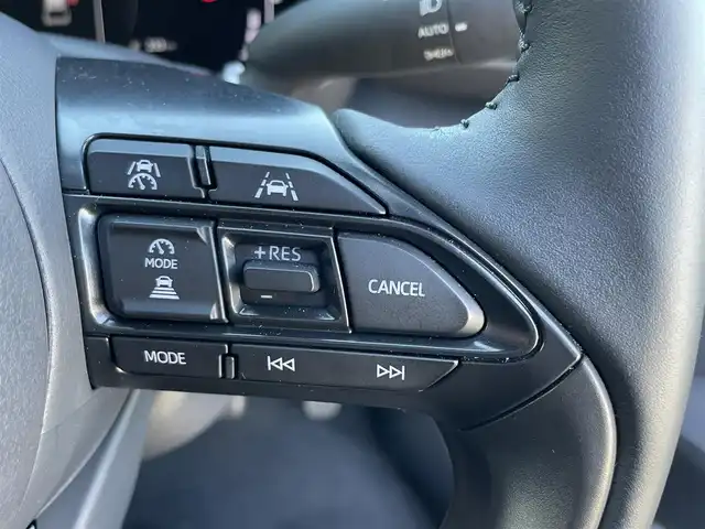 トヨタ ヤリスクロス ハイブリッド Z 静岡県 2025(令7)年 0.4万km プラチナホワイトパールマイカ レンタアップ車/純正ディスプレイオーディオナビ/（AM/FM/BT/Miracast)/HDMI端子/全方位カメラ/バックカメラ/レーダークルーズコントロール/ハーフレザーシート/運転席パワーシート/前席シートヒーター/ハンドルヒーター/ブラインドスポットモニター/トヨタセーフティセンス/プリクラッシュセーフティ/レーンキープアシスト/横滑り防止装置/電動パーキングブレーキ/オートホールド/ビルトインETC/スマートキー/プッシュスタート/スペアキー×１/ステアリングスイッチ/LEDヘッドライト/オートマチックハイビーム/電格ミラー/純正18インチアルミホイール/保証書