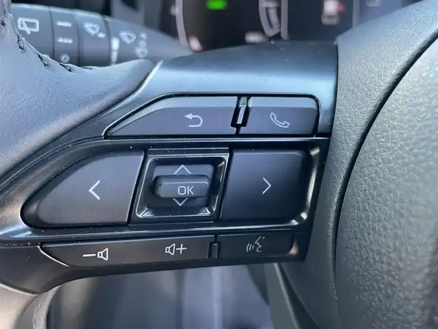 トヨタ ヤリスクロス ハイブリッド Z 静岡県 2025(令7)年 0.4万km プラチナホワイトパールマイカ レンタアップ車/純正ディスプレイオーディオナビ/（AM/FM/BT/Miracast)/HDMI端子/全方位カメラ/バックカメラ/レーダークルーズコントロール/ハーフレザーシート/運転席パワーシート/前席シートヒーター/ハンドルヒーター/ブラインドスポットモニター/トヨタセーフティセンス/プリクラッシュセーフティ/レーンキープアシスト/横滑り防止装置/電動パーキングブレーキ/オートホールド/ビルトインETC/スマートキー/プッシュスタート/スペアキー×１/ステアリングスイッチ/LEDヘッドライト/オートマチックハイビーム/電格ミラー/純正18インチアルミホイール/保証書