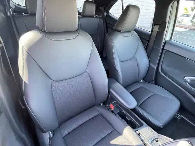 トヨタ ヤリスクロス ハイブリッド Z 静岡県 2025(令7)年 0.4万km プラチナホワイトパールマイカ レンタアップ車/純正ディスプレイオーディオナビ/（AM/FM/BT/Miracast)/HDMI端子/全方位カメラ/バックカメラ/レーダークルーズコントロール/ハーフレザーシート/運転席パワーシート/前席シートヒーター/ハンドルヒーター/ブラインドスポットモニター/トヨタセーフティセンス/プリクラッシュセーフティ/レーンキープアシスト/横滑り防止装置/電動パーキングブレーキ/オートホールド/ビルトインETC/スマートキー/プッシュスタート/スペアキー×１/ステアリングスイッチ/LEDヘッドライト/オートマチックハイビーム/電格ミラー/純正18インチアルミホイール/保証書