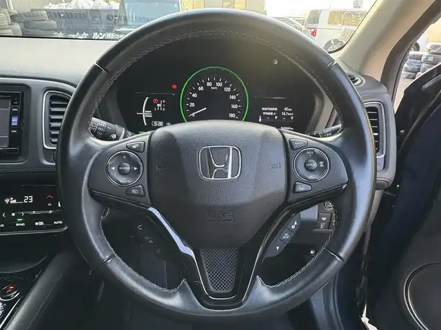 ホンダ ヴェゼル ハイブリッド Z ホンダセンシング 滋賀県 2017(平29)年 7万km モルフォブルーP 純正7インチナビ/【Bluetooth/CD/DVD/フルセグTV/USB】/ハーフレザーシート/バックカメラ/追従クルーズコントロール/LEDヘッドライト/オートマチックハイビーム/衝突被害軽減ブレーキ/リアソナー/D/Nパワーシート/D/Nシートヒーター/ビルトインETC/電動パーキングブレーキ/オートブレーキホールド/プッシュスタート/スマートキー/ステアリングリモコン