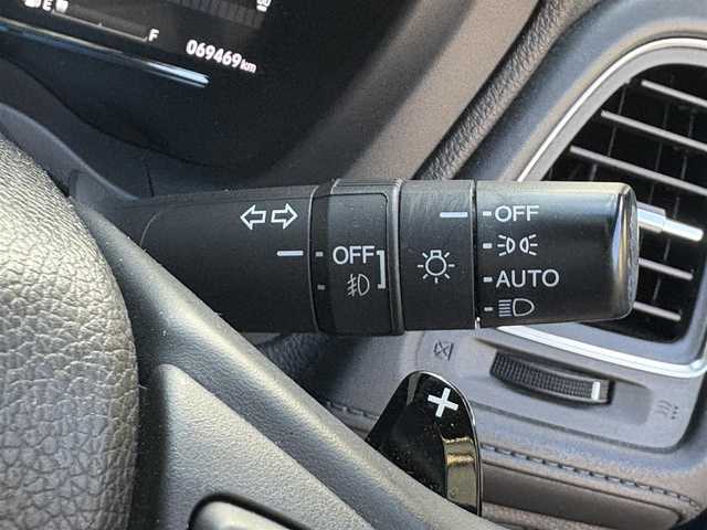 ホンダ ヴェゼル ハイブリッド Z ホンダセンシング 滋賀県 2017(平29)年 7万km モルフォブルーP 純正7インチナビ/【Bluetooth/CD/DVD/フルセグTV/USB】/ハーフレザーシート/バックカメラ/追従クルーズコントロール/LEDヘッドライト/オートマチックハイビーム/衝突被害軽減ブレーキ/リアソナー/D/Nパワーシート/D/Nシートヒーター/ビルトインETC/電動パーキングブレーキ/オートブレーキホールド/プッシュスタート/スマートキー/ステアリングリモコン