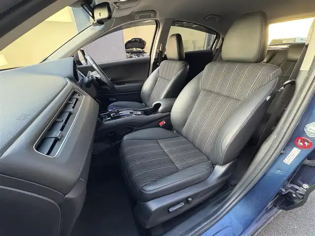 ホンダ ヴェゼル ハイブリッド Z ホンダセンシング 滋賀県 2017(平29)年 7万km モルフォブルーP 純正7インチナビ/【Bluetooth/CD/DVD/フルセグTV/USB】/ハーフレザーシート/バックカメラ/追従クルーズコントロール/LEDヘッドライト/オートマチックハイビーム/衝突被害軽減ブレーキ/リアソナー/D/Nパワーシート/D/Nシートヒーター/ビルトインETC/電動パーキングブレーキ/オートブレーキホールド/プッシュスタート/スマートキー/ステアリングリモコン