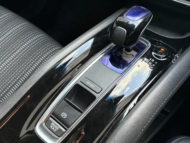 ホンダ ヴェゼル ハイブリッド Z ホンダセンシング 滋賀県 2017(平29)年 7万km モルフォブルーP 純正7インチナビ/【Bluetooth/CD/DVD/フルセグTV/USB】/ハーフレザーシート/バックカメラ/追従クルーズコントロール/LEDヘッドライト/オートマチックハイビーム/衝突被害軽減ブレーキ/リアソナー/D/Nパワーシート/D/Nシートヒーター/ビルトインETC/電動パーキングブレーキ/オートブレーキホールド/プッシュスタート/スマートキー/ステアリングリモコン