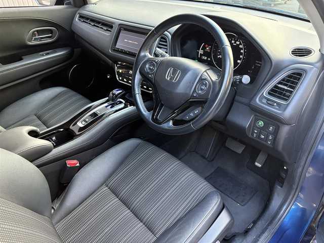 ホンダ ヴェゼル ハイブリッド Z ホンダセンシング 滋賀県 2017(平29)年 7万km モルフォブルーP 純正7インチナビ/【Bluetooth/CD/DVD/フルセグTV/USB】/ハーフレザーシート/バックカメラ/追従クルーズコントロール/LEDヘッドライト/オートマチックハイビーム/衝突被害軽減ブレーキ/リアソナー/D/Nパワーシート/D/Nシートヒーター/ビルトインETC/電動パーキングブレーキ/オートブレーキホールド/プッシュスタート/スマートキー/ステアリングリモコン