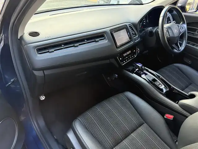 ホンダ ヴェゼル ハイブリッド Z ホンダセンシング 滋賀県 2017(平29)年 7万km モルフォブルーP 純正7インチナビ/【Bluetooth/CD/DVD/フルセグTV/USB】/ハーフレザーシート/バックカメラ/追従クルーズコントロール/LEDヘッドライト/オートマチックハイビーム/衝突被害軽減ブレーキ/リアソナー/D/Nパワーシート/D/Nシートヒーター/ビルトインETC/電動パーキングブレーキ/オートブレーキホールド/プッシュスタート/スマートキー/ステアリングリモコン