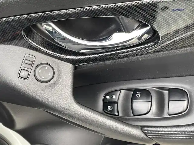 日産 エクストレイル 20X ブラック エクストリーマーX 兵庫県 2016(平28)年 9.3万km ブリリアントホワイトパール (株)IDOMが運営する【じしゃロン姫路店】の自社ローン専用車両になります。こちらは現金またはオートローンご利用時の価格です。自社ローンご希望の方は別途その旨お申付け下さい/・４WD/・衝突軽減ブレーキ/・純正フルセグナビTV（MM316D-W）/・FM/AM/TV/CD/DVD/Bluetooth/AUX/・オートライト/・バックカメラ/・D＋N席シートヒーター/・前後コーナーセンサー/・純正フロアマット/・前方ドライブレコーダー/・横滑り抑制装置/・ダウンヒルアシストシステム/・純正フロアマット/・アイドリングストップ/・D+N席ライト付きバニティミラー/・プッシュスタート/・純正AW17インチ/・社外ETC