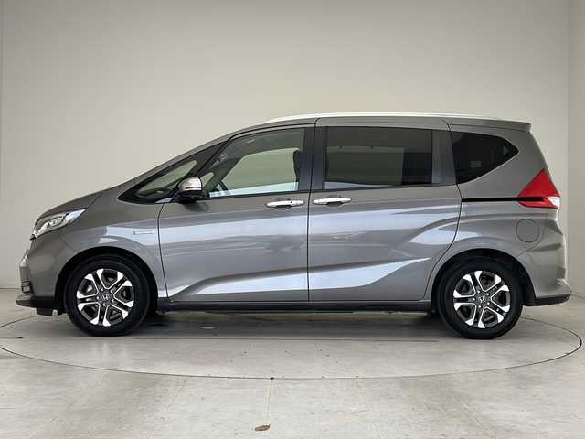 ホンダ フリード＋ ハイブリット クロスター ホンダセンシング 愛知県 2022(令4)年 2.6万km スーパープラチナグレーメタリック 衝突軽減システム/純正９型SDナビ/両側パワースライドドア/クルーズコントロール/シートヒーター/フルセグ/CD/DVD/Bluetooth/バックカメラ/コーナーセンサー/純正アルミホイール/コーナーセンサー/ルーフレール/LEDヘッドライト/ETC/ステアリングスイッチ/スマートキー/プッシュスタート