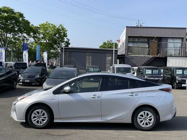 トヨタ プリウス S 宮城県 2017(平29)年 12.1万km シルバーM (株)IDOMが運営する【じしゃロン仙台店】の自社ローン専用車両になりますこちらは現金またはオートローンご利用時の価格です。自社ローンご希望の方は別途その旨お申付け下さい/セーフティセンス/クルコン/バックカメラ/レーンキープアシスト/オートハイビーム/ETC