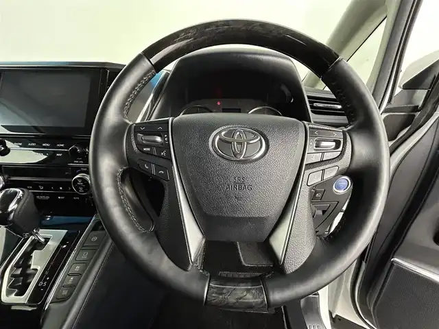 トヨタ アルファードハイブリット SR Cパッケージ 道央・札幌 2021(令3)年 0.9万km ホワイトパールクリスタルシャイン ・４WD/・ディスプレイオーディオ/　BT/USB/Miracast/・ナビTVキット/・バックカメラ/・フリップダウンモニター/・デジタルインナーミラー/・ビルトインETC/・トヨタセーフティセンス/・レーダークルーズコントロール/・レーンキープアシスト/・クリアランスソナー/・オートハイビーム/・BSM/・RSA/・PKSB/・両側パワースライドドア/・パワーバックドア/・レザーシート/・パワーシート/・エア/シートヒーター/・2列目エグゼクティブシート/・LEDヘッドライト/・フォグライト/・オートライト/・プッシュスタート/・スマートキー/・純正フロアマット/・ドアバイザー