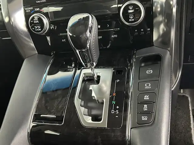 トヨタ アルファードハイブリット SR Cパッケージ 道央・札幌 2021(令3)年 0.9万km ホワイトパールクリスタルシャイン ・４WD/・ディスプレイオーディオ/　BT/USB/Miracast/・ナビTVキット/・バックカメラ/・フリップダウンモニター/・デジタルインナーミラー/・ビルトインETC/・トヨタセーフティセンス/・レーダークルーズコントロール/・レーンキープアシスト/・クリアランスソナー/・オートハイビーム/・BSM/・RSA/・PKSB/・両側パワースライドドア/・パワーバックドア/・レザーシート/・パワーシート/・エア/シートヒーター/・2列目エグゼクティブシート/・LEDヘッドライト/・フォグライト/・オートライト/・プッシュスタート/・スマートキー/・純正フロアマット/・ドアバイザー
