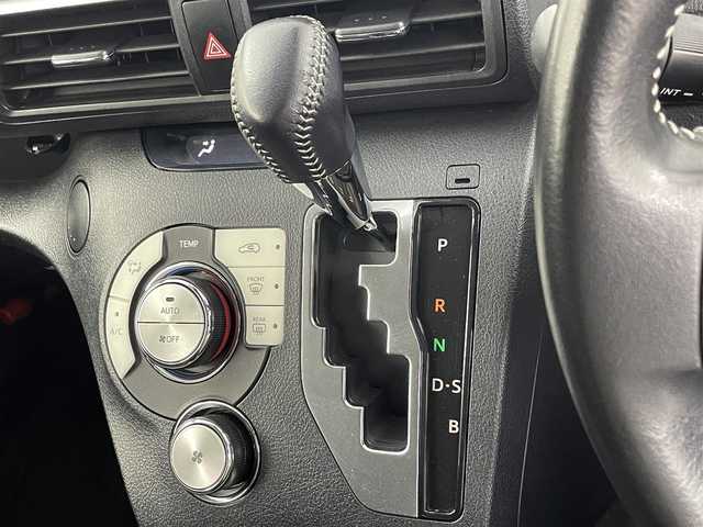 トヨタ シエンタ G 埼玉県 2017(平29)年 6万km ブラックマイカ 純正ナビ　NSCD-W66/(Bluetooth/AUX/CD/AM/FM)/地デジワンセグ/バックカメラ/ETC/オートマチックハイビーム/車線逸脱警報/衝突軽減ブレーキ/アイドリングストップ/両側パワースライドドア/プッシュスタート/ステアリングリモコン/社外フロアマット/純正ドアバイザー